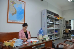 Cán bộ văn phòng Sở Công thương hoàn tất công tác lưu trữ hồ sơ trước khi chuyển đến Trung tâm hành chính mới tại Quy Nhơn. 