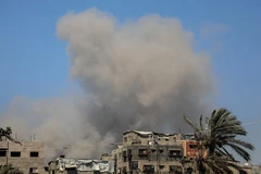 Khói bốc lên sau cuộc không kích của Israel tại Gaza. (Ảnh: THX/TTXVN)
