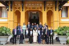 Thứ trưởng Ngoại giao Lê Thị Thu Hằng tiếp đoàn phóng viên nước ngoài đưa tin Đại hội XIV. (Ảnh: Bộ Ngoại giao)