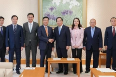 Phó Thủ tướng Lê Thành Long hội kiến Chủ tịch Hạ viện Nhật Bản Nukaga Fukushiro. (Ảnh: TTXVN)