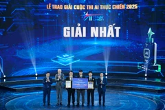Trao giải Nhất cuộc thi "AI thực chiến" 2025. (Ảnh: DUY MẠNH)