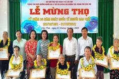 Tổ chức lễ mừng thọ cho các cụ tại Trung tâm Nuôi dưỡng người già và trẻ em không nơi nương tựa.