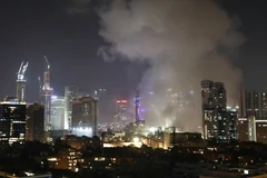 Khói bốc lên sau vụ tấn công bằng tên lửa của Iran nhằm vào Tel Aviv, Israel, ngày 13/6/2025. (Ảnh: Tân Hoa xã)