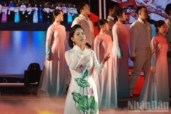Nghệ sĩ Ưu tú Khánh Ngọc biểu diễn trong chương trình Khai mạc "Những ngày văn học, nghệ thuật Thành phố Hồ Chí Minh (Ảnh: Linh Bảo; ảnh mang tính minh họa).