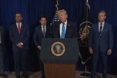 Tổng thống Mỹ Donald Trump (phía trước) họp báo về cuộc tấn công Venezuela. (Ảnh: THX/TTXVN)