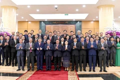 Thường trực Ban Bí thư Trần Cẩm Tú cùng Đoàn cán bộ cấp cao Đảng Nhân dân Cách mạng Lào. (Ảnh: TTXVN)