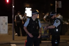 Cảnh sát làm nhiệm vụ tại hiện trường vụ xả súng trên bãi biển Bondi, Australia, ngày 14/12/2025. (Ảnh: THX/TTXVN)