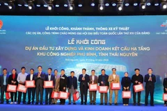 Trao quà của Ủy ban nhân dân tỉnh Thái Nguyên cho đại diện nhân dân các xã vùng dự án xây dựng Khu công nghiệp Phú Bình. (Ảnh: TUẤN SƠN)