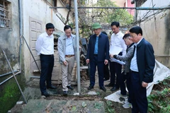 Chủ tịch Ủy ban nhân dân tỉnh Thái Nguyên Vương Quốc Tuấn (đội mũ) kiểm tra, chỉ đạo triển khai công trình khắc phục ngập úng tại phường Phan Đình Phùng. (Ảnh: ĐÌNH SƠN)