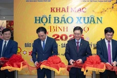 Lãnh đạo thành phố Huế cắt băng khai mạc Hội Báo Xuân 2026.