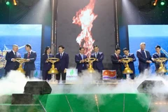 Phó Thủ tướng Chính phủ Bùi Thanh Sơn và Lãnh đạo Bộ Công thương, Petrovietnam thực hiện nghi thức mở van khai thác, chính thức đón chào dòng dầu thương mại đầu tiên từ mỏ Kình Ngư Trắng-Kình Ngư Trắng Nam.