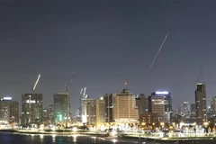 Một vệt sáng (bên phải) xuất hiện trên bầu trời bầu trời Tel Aviv, Israel, khi hệ thống phòng không của nước này phóng tên lửa đánh chặn, ngày 18/6/2025. (Ảnh: Tân Hoa Xã)