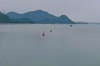 Hệ thống phao, đèn báo hiệu trên tuyến đường thủy hồ Núi Cốc, đến nay hết niên hạn sử dụng 8 năm.