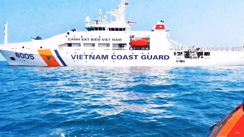 Tàu Cảnh sát biển 8005 tuần tra hỗ trợ ngư dân gặp nạn trên biển.