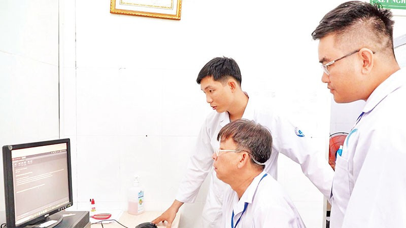 Y, bác sĩ tại Trạm y tế xã Thạnh An, Thành phố Hồ Chí Minh trao đổi chuyên môn với bệnh viện tuyến trên.