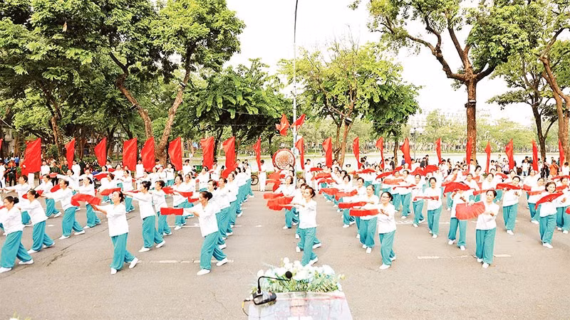 Màn đồng diễn thể dục dưỡng sinh trong Đại hội Thể dục Thể thao phường Hoàn Kiếm.