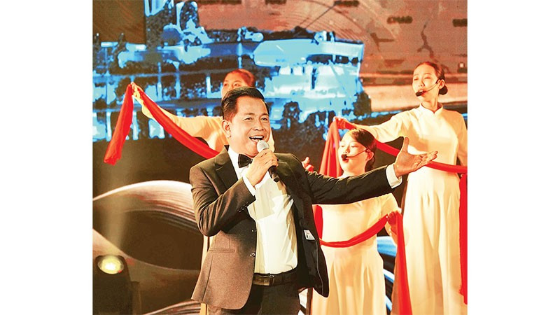 Nghệ sĩ Ưu tú Thanh Sử thể hiện ca khúc Dấu chân phía trước (nhạc: Phạm Minh Tuấn, thơ: Hồ Thi Ca).