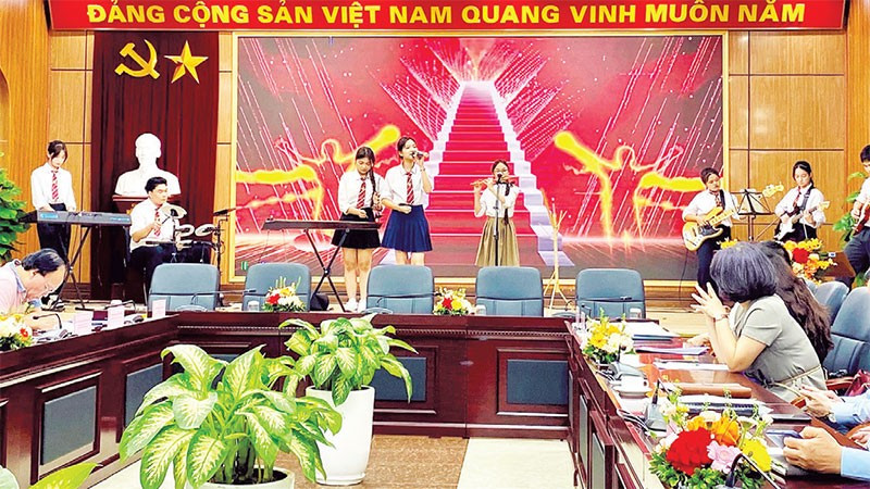 Học sinh Trường phổ thông liên cấp Nguyễn Bỉnh Khiêm thể hiện tài năng âm nhạc.