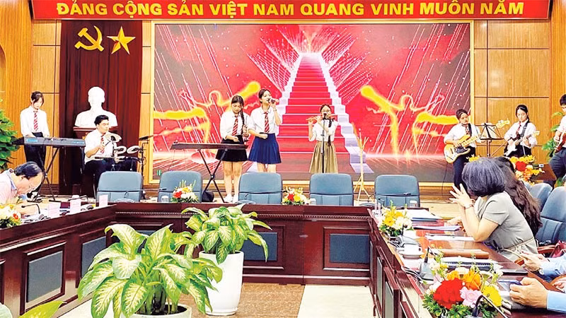 Học sinh Trường phổ thông liên cấp Nguyễn Bỉnh Khiêm thể hiện tài năng âm nhạc.
