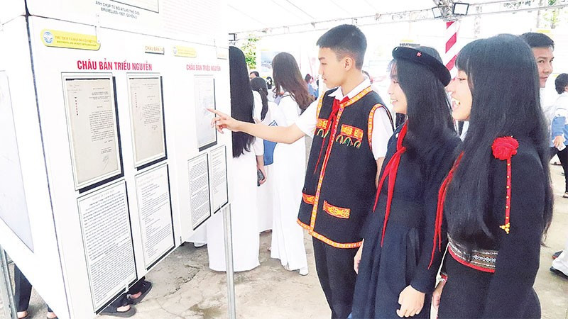 Học sinh người dân tộc thiểu số tìm hiểu các tư liệu về chủ quyền của Việt Nam đối với hai quần đảo Hoàng Sa và Trường Sa.