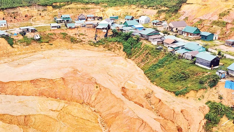 Hiện trạng sạt lở tại khu tái định cư Đưng K’Nớ 5, xã Đam Rông 4 (Lâm Đồng).