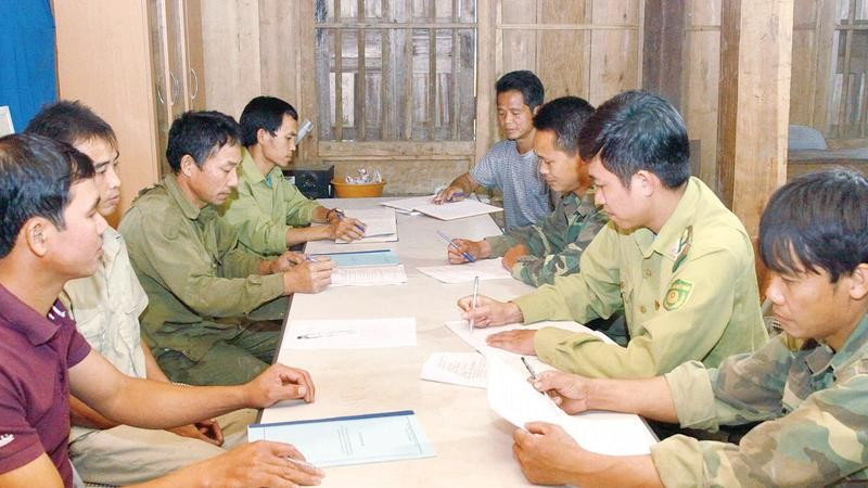 Cán bộ kiểm lâm Sơn La phối hợp tuyên truyền, vận động người dân các bản xã Mường Bang, tỉnh Sơn La không tái trồng cây thuốc phiện.