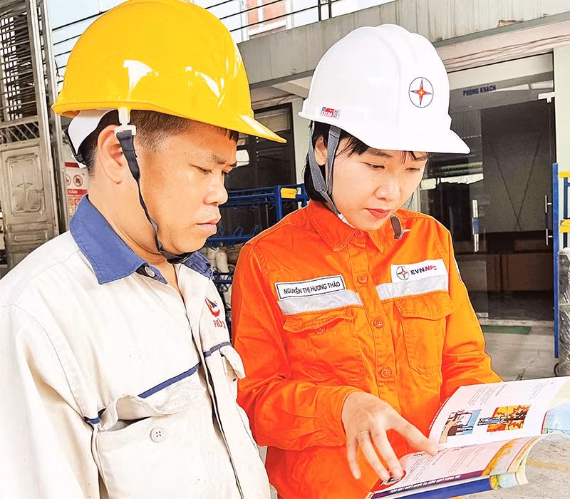 Cán bộ Công ty Điện lực Phú Thọ tư vấn, hướng dẫn khách hàng sử dụng điện an toàn, tiết kiệm.