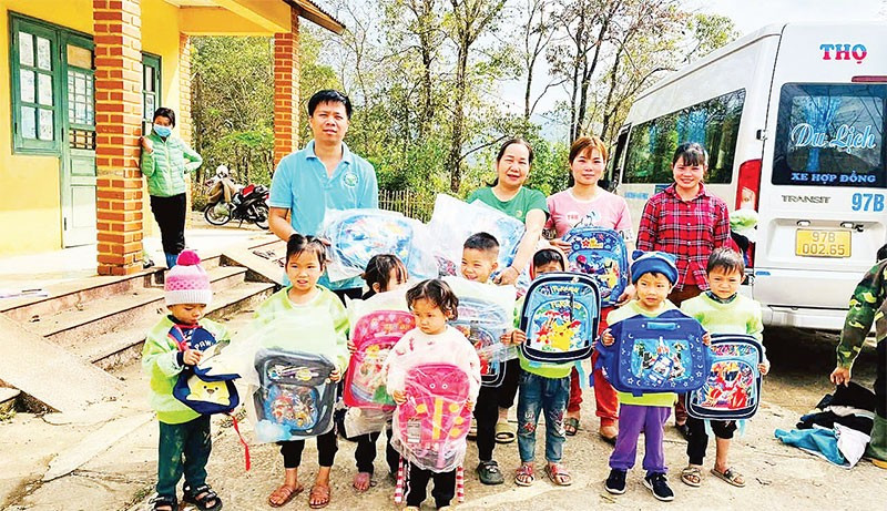 Anh Ngô Văn Thọ vận chuyển đưa cặp sách mới đến tặng học sinh vùng cao.