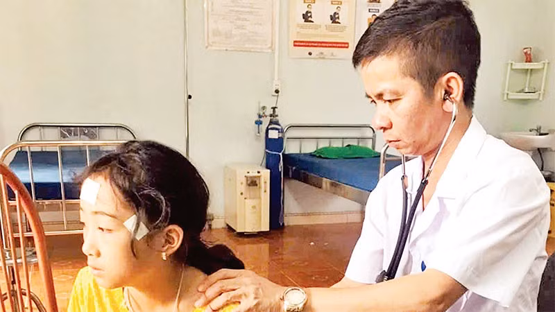 Khám bệnh cho người dân tại Trạm Y tế xã Lũng Cú.