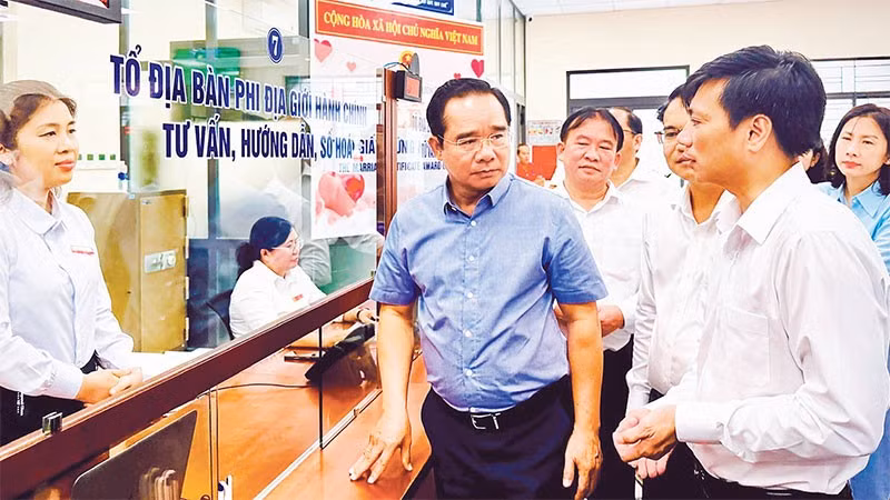 Chủ tịch Ủy ban nhân dân Thành phố Hồ Chí Minh Nguyễn Văn Được khảo sát Trung tâm Phục vụ hành chính công phường Bà Rịa, lắng nghe ý kiến từ cán bộ trung tâm, trong đó có Tổ địa bàn phi địa giới hành chính.