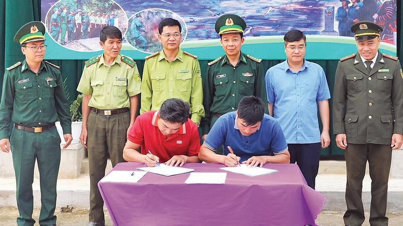 Đại diện nhân dân hai bản Pa Thơm (Điện Biên) và Na Luông (Lào) ký kết biên bản phối hợp phòng chống cháy rừng trong khu vực biên giới trước sự chứng kiến của chính quyền hai bên và Bộ đội Biên phòng tỉnh Điện Biên.