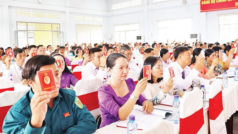 Đại biểu dự Đại hội Đảng bộ phường Long An lần thứ 1, nhiệm kỳ 2025-2030 biểu quyết các chỉ tiêu Nghị quyết.