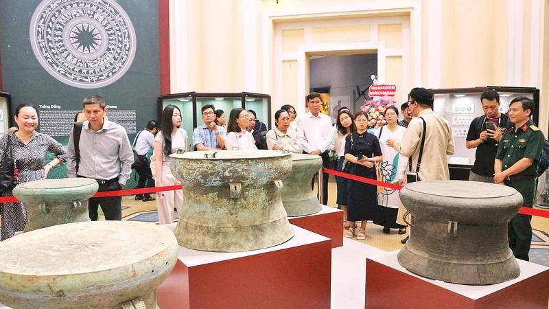 Khách tham quan trưng bày "Đồng vọng". (Ảnh THÙY TRANG)