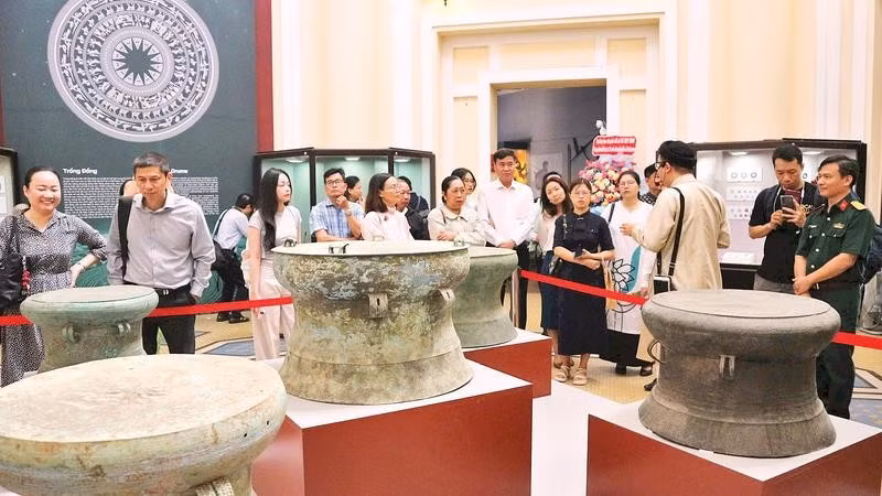 Khách tham quan trưng bày "Đồng vọng". (Ảnh THÙY TRANG)