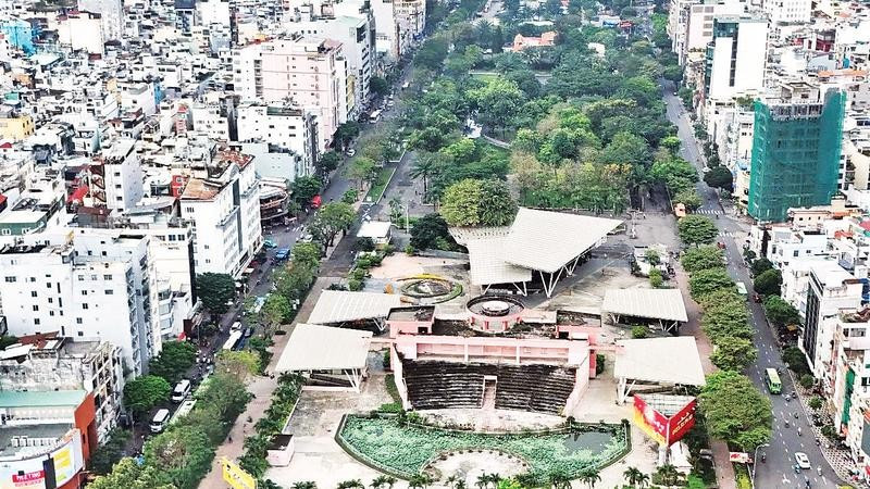 Sân khấu Sen Hồng trong Công viên 23 Tháng 9, xuống cấp sau 7 năm bỏ hoang. (Ảnh THẾ ANH)