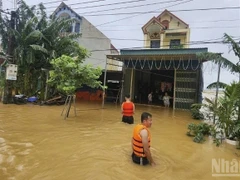 Ngày 30/9, tại xã Nông Cống (Thanh Hóa), hàng nghìn hộ dân đang bị cô lập trong biển nước. (Ảnh: THANH TRÀ)
