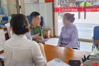 Cán bộ công an và nhân viên ngân hàng giải thích cho bà T. về thủ đoạn của các đối tượng lừa đảo. Ảnh: ANTĐ