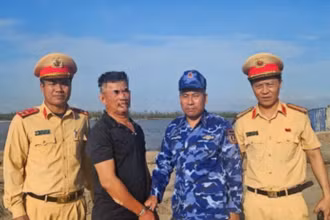 Đối tượng P.V.Q (áo đen) bị lực lượng chức năng bắt giữ.