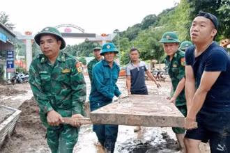 Cùng địa phương, lực lượng chức năng, các Đồn Biên phòng trên địa bàn tỉnh Nghệ An căng mình giúp nhân dân khắc phục mưa lũ lịch sử.