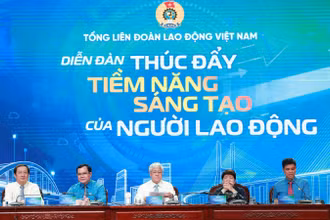 Ủy viên Bộ Chính trị, Bí thư Trung ương Đảng, Chủ tịch Ủy ban Trung ương Mặt trận Tổ quốc Việt Nam Đỗ Văn Chiến và các đại biểu chủ trì diễn đàn.