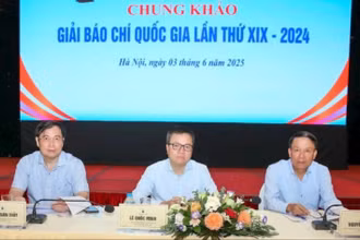Đoàn Chủ tọa điều hành chấm chung khảo. (Ảnh: Sơn Hải)