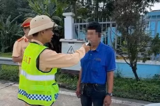 Tài xế xe khách bị phát hiện vi phạm nồng độ cồn ở mức kịch khung.