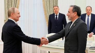 Tổng thống Nga Vladimir Putin tiếp Bộ trưởng Ngoại giao Iran Abbas Araghchi tại Điện Kremlin. (Ảnh: TASS)