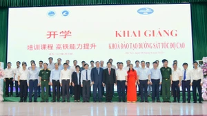 Các đại biểu và học viên dự Lễ khai giảng khóa đào tạo đường sắt tốc độ cao