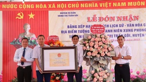 Trao Bằng xếp hạng di tích lịch sử-văn hóa cấp tỉnh Địa điểm tưởng niệm Thanh niên xung phong Ga Núi Gôi.