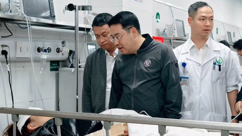 Chủ tịch UBND tỉnh Lào Cai Nguyễn Tuấn Anh kịp thời tới thăm hỏi, động viên các nạn nhân trong vụ lật xe Lào Cai đang được cấp cứu tại Bệnh viện Hữu nghị Việt Đức.