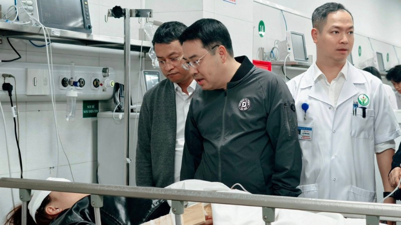 Chủ tịch UBND tỉnh Lào Cai Nguyễn Tuấn Anh kịp thời tới thăm hỏi, động viên các nạn nhân trong vụ lật xe Lào Cai đang được cấp cứu tại Bệnh viện Hữu nghị Việt Đức.