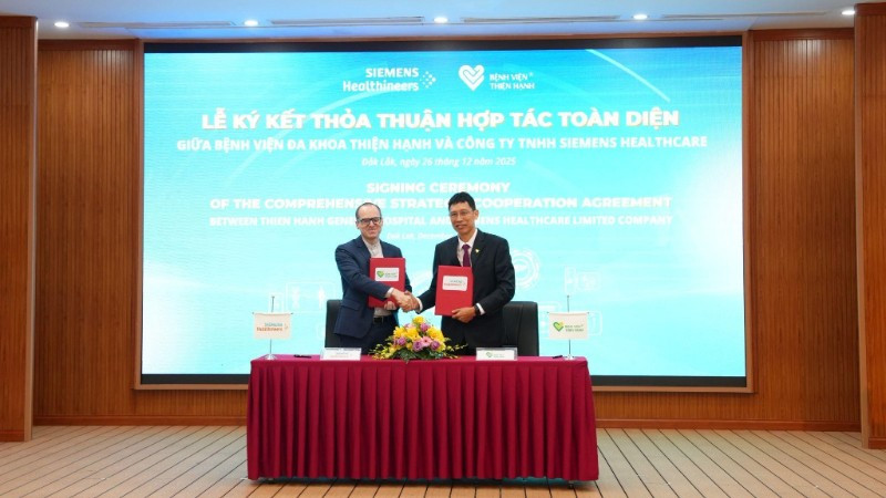 Đại diện lãnh đạo hai bên tại buổi lễ ký kết.