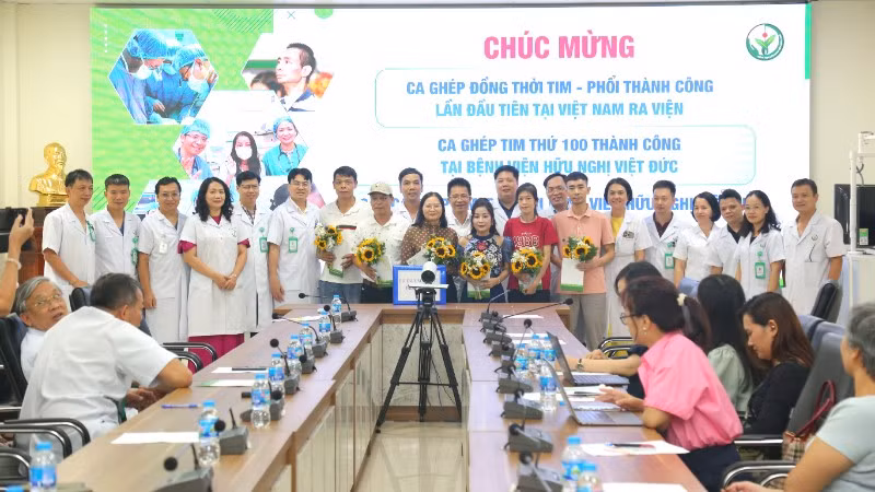 Lãnh đạo Bệnh viện Hữu nghị Việt Đức chúc mừng người bệnh ra viện. 