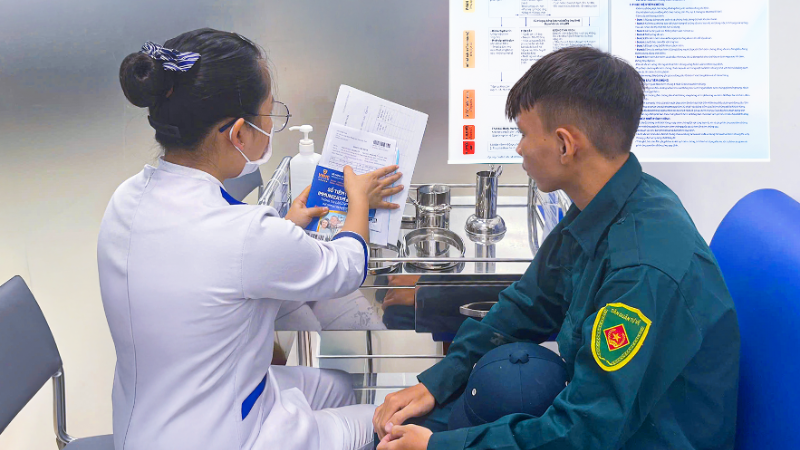 Nhân viên y tế tư vấn cho người dân trước khi tiêm.